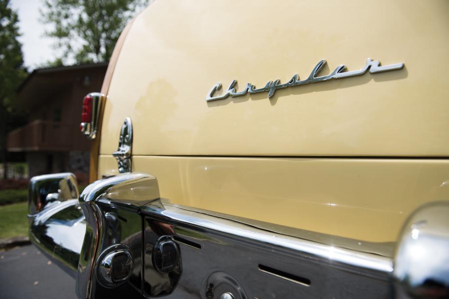Логотип Chrysler Royal Town & Country Station Wagon (C48S) 1950 года  (фото 4 из 25)
